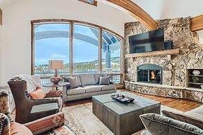 New Listing! Apres & Fairway Retreat 5 Bedroom Home by RedAwning