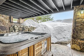 New Listing! Apres & Fairway Retreat 5 Bedroom Home by RedAwning