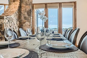 New Listing! Apres & Fairway Retreat 5 Bedroom Home by RedAwning