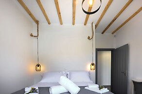 Droufakos home - Lux seafront apt