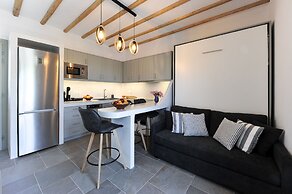 Droufakos home - Lux seafront apt