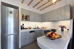 Droufakos home - Lux seafront apt