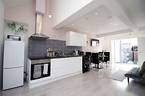 Skyline Immaculate 2-bed Apartment in Swansea