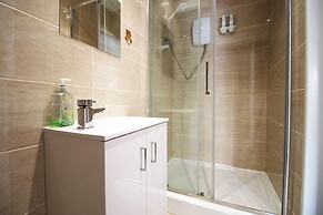 Skyline Immaculate 2-bed Apartment in Swansea