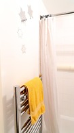 East London 1-bed Apt, Sleeps 2, With Parking