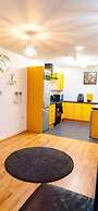 East London 1-bed Apt, Sleeps 2, With Parking