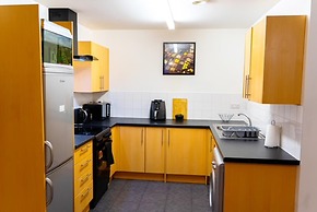 East London 1-bed Apt, Sleeps 2, With Parking