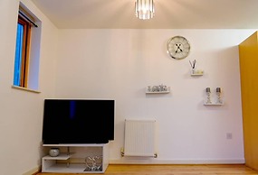 East London 1-bed Apt, Sleeps 2, With Parking
