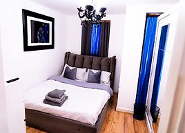 East London 1-bed Apt, Sleeps 2, With Parking