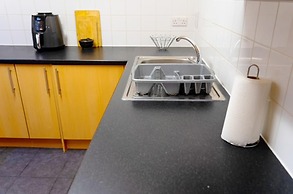 East London 1-bed Apt, Sleeps 2, With Parking