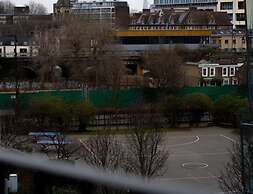 East London 1-bed Apt, Sleeps 2, With Parking