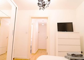 East London 1-bed Apt, Sleeps 2, With Parking