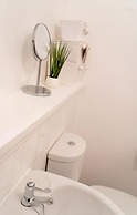 East London 1-bed Apt, Sleeps 2, With Parking