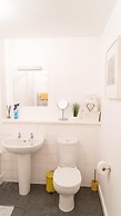 East London 1-bed Apt, Sleeps 2, With Parking