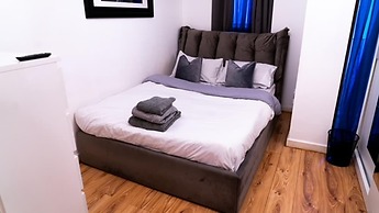 East London 1-bed Apt, Sleeps 2, With Parking