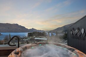 Chic Central Penthouse & Spa by Staysouth