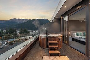 Chic Central Penthouse & Spa by Staysouth
