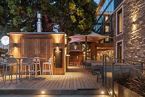 Chic Central Penthouse & Spa by Staysouth