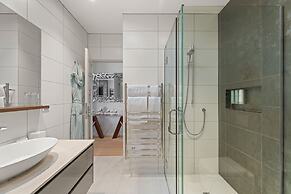 Chic Central Penthouse & Spa by Staysouth