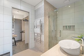 Chic Central Penthouse & Spa by Staysouth