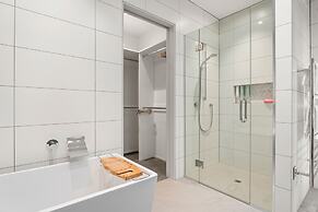 Chic Central Penthouse & Spa by Staysouth