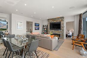 Chic Central Penthouse & Spa by Staysouth