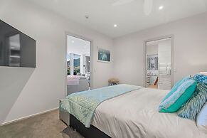 Chic Central Penthouse & Spa by Staysouth