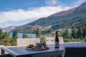 Chic Central Penthouse & Spa by Staysouth