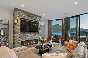 Chic Central Penthouse & Spa by Staysouth