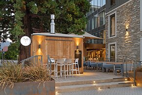 Chic Central Penthouse & Spa by Staysouth