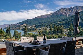 Chic Central Penthouse & Spa by Staysouth