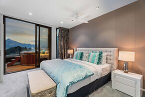 Chic Central Penthouse & Spa by Staysouth