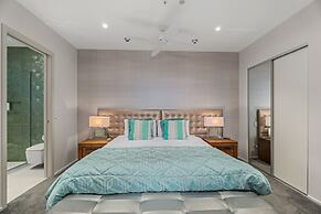 Chic Central Penthouse & Spa by Staysouth