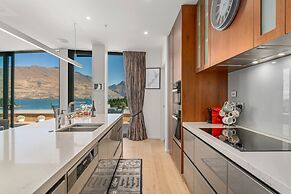 Chic Central Penthouse & Spa by Staysouth