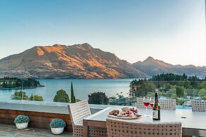 Chic Central Penthouse & Spa by Staysouth