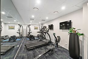 Chic Central Penthouse & Spa by Staysouth