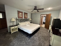 Forest view, log-sided two bedroom, two bath condo on Lake Ouachita. b