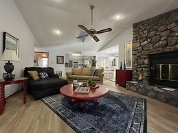 Forest view, log-sided two bedroom, two bath condo on Lake Ouachita. b