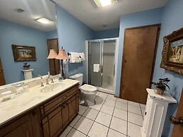 Forest view, log-sided two bedroom, two bath condo on Lake Ouachita. b