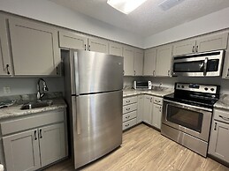 Forest view, log-sided two bedroom, two bath condo on Lake Ouachita. b