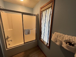 Forest view, log-sided two bedroom, two bath condo on Lake Ouachita. b