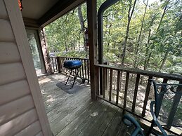 Forest view, log-sided two bedroom, two bath condo on Lake Ouachita. b