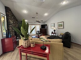 Forest view, log-sided two bedroom, two bath condo on Lake Ouachita. b