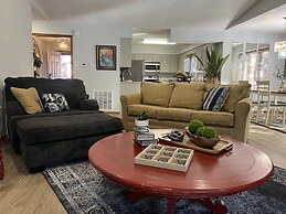 Forest view, log-sided two bedroom, two bath condo on Lake Ouachita. b