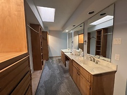 Forest view, log-sided two bedroom, two bath condo on Lake Ouachita. b