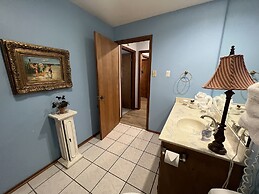 Forest view, log-sided two bedroom, two bath condo on Lake Ouachita. b