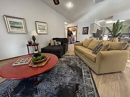 Forest view, log-sided two bedroom, two bath condo on Lake Ouachita. b