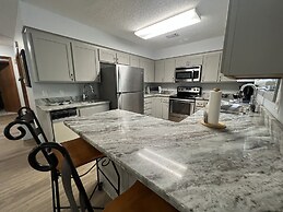 Forest view, log-sided two bedroom, two bath condo on Lake Ouachita. b