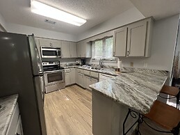 Forest view, log-sided two bedroom, two bath condo on Lake Ouachita. b