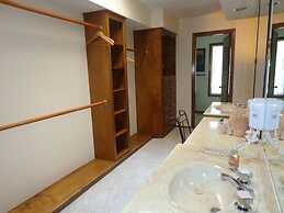 Forest view, log-sided two bedroom, two bath condo on Lake Ouachita. b